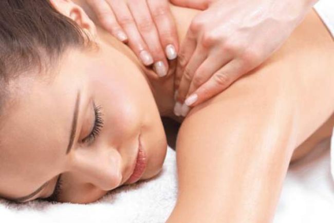 Woman receiving a relaxing shoulder massage.